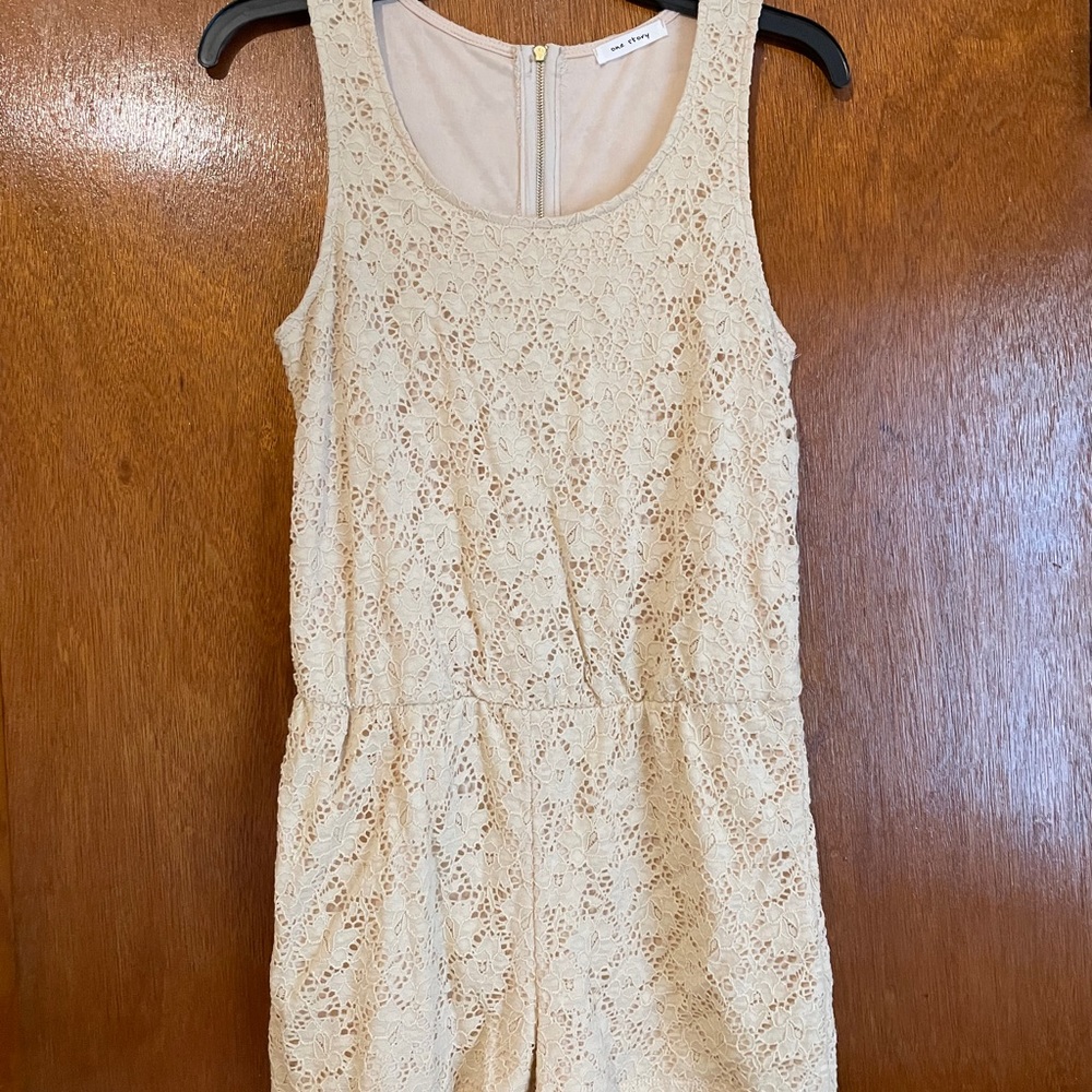 One Story cream lace romper. Size: Junior Large. Excellent used condition